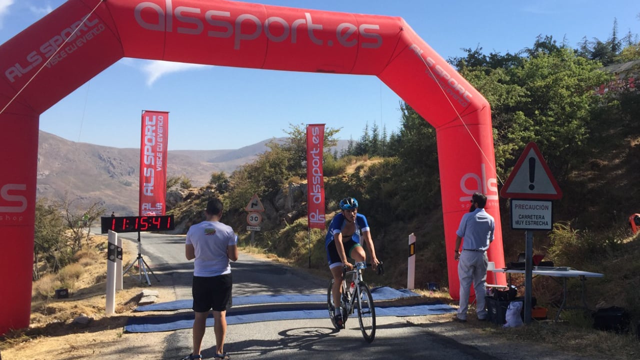 Alto de Hazallanas, muy codiciado por los ciclistas de todos los niveles, como en esta prueba local en Güéjar Sierra (Granada)