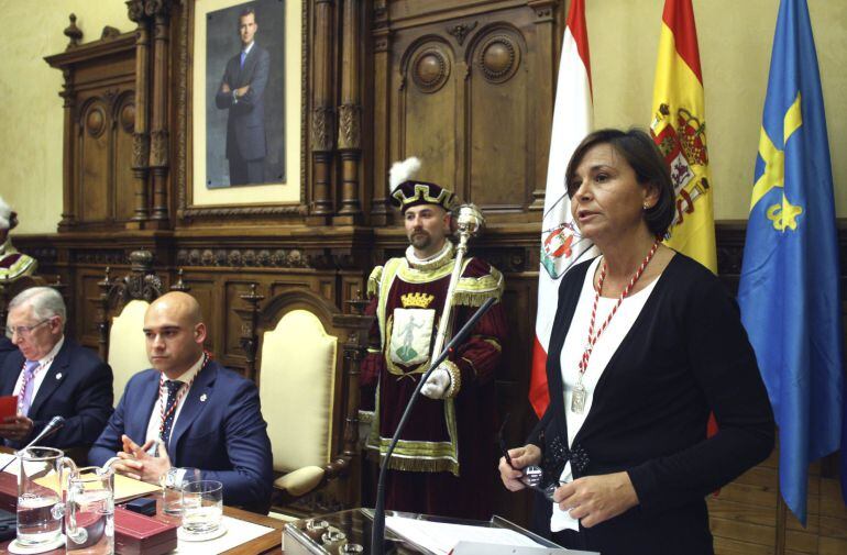 La alcaldesa de Gijón, Carmen Moriyón, pronuncia un discurso tras haber sido reelegida en el Pleno Municipal de Investidura.