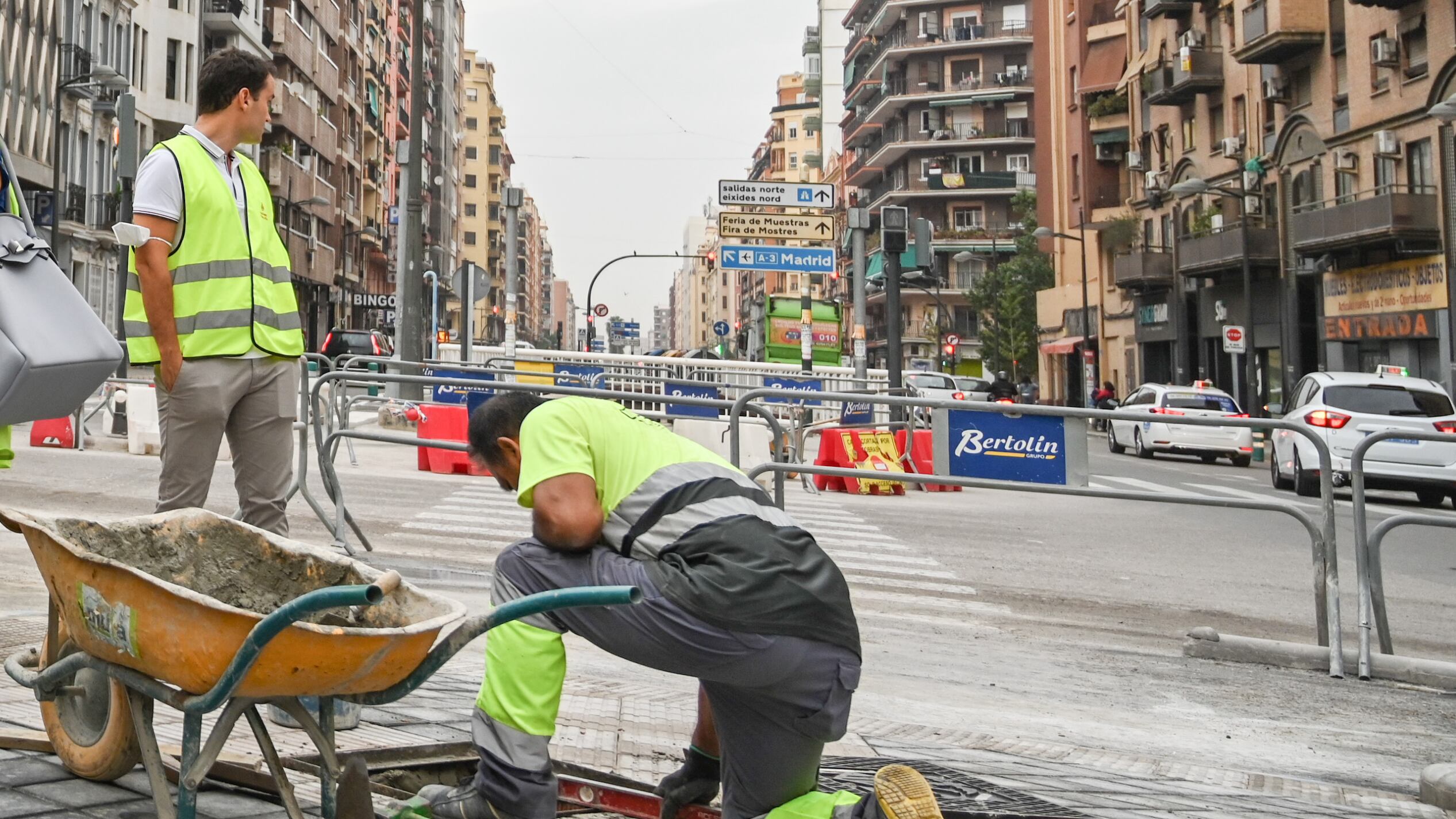 Obras del carril bici en la avenida Pérez Galdós de València