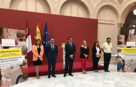 Caballero junto a los miembros de la Comisión para la Recuperación Socioeconómica de la provincia