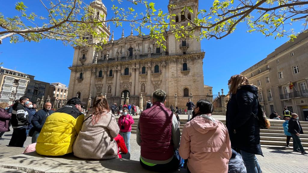 Varios turistas en una visita guiada a la capital.