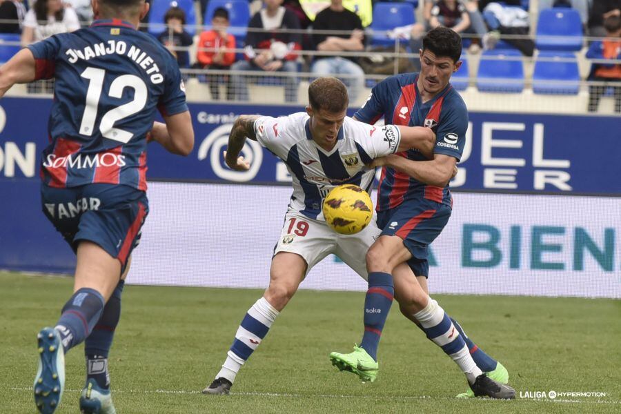 El partido entre el Huesca y el Leganés fue muy disputado