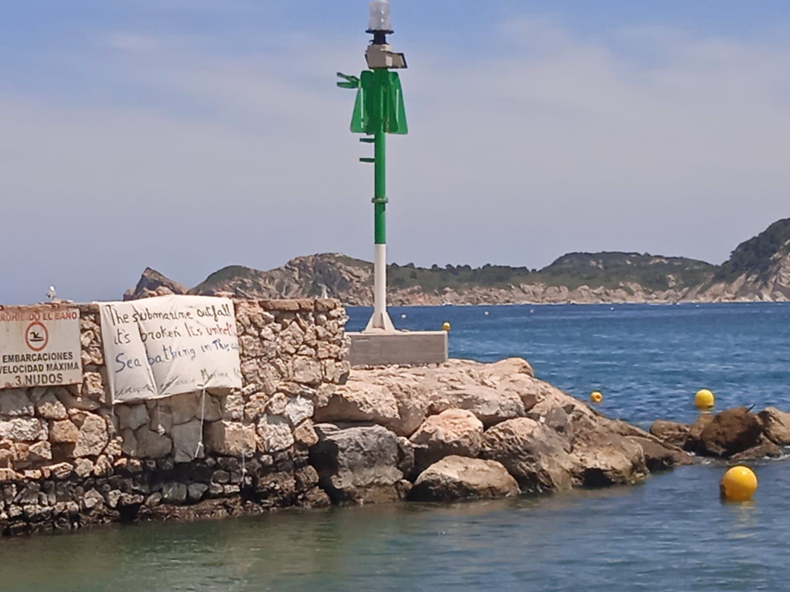 Una de las pancartas colocadas el domingo pasado en la playa del Arenal.