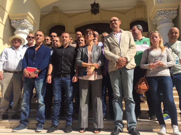 Foto de los integrantes de la plataforma en pro de la municipalización de Limasa a las puertas del ayuntamiento de Málaga