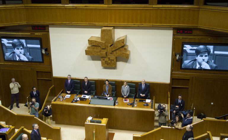 Los parlamentarios en pie han guardado un minuto de silencio en memoria de Gregorio Ordóñez