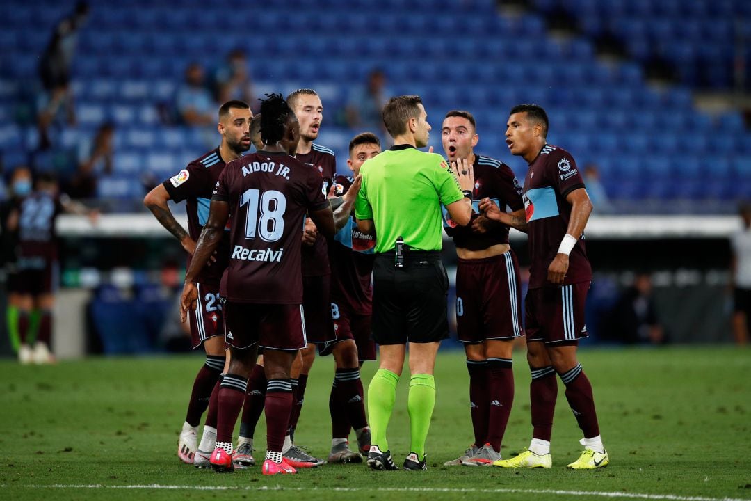 Los jugadores del Celta protestan el gol anulado al Espanyol.