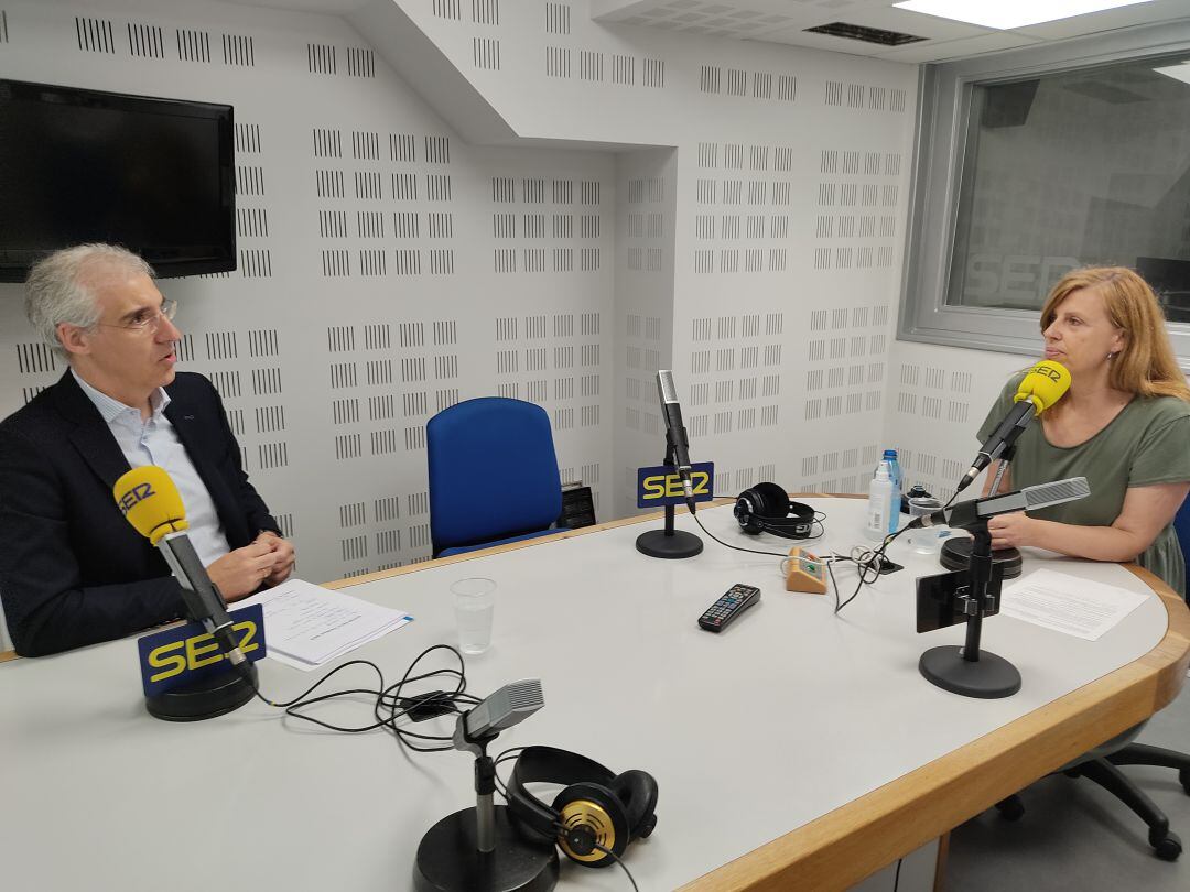 Francisco Conde y Aida Pena, en el estudio de Radio Galicia.