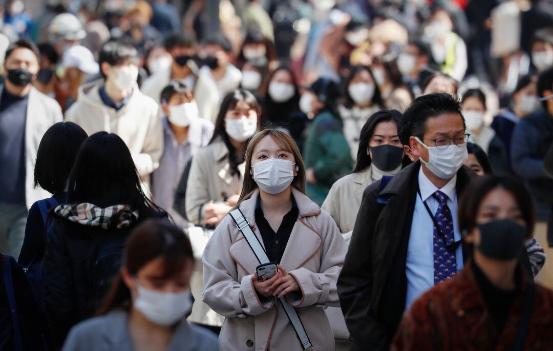 Personas con mascarilla paseando en Tokio, Japón.