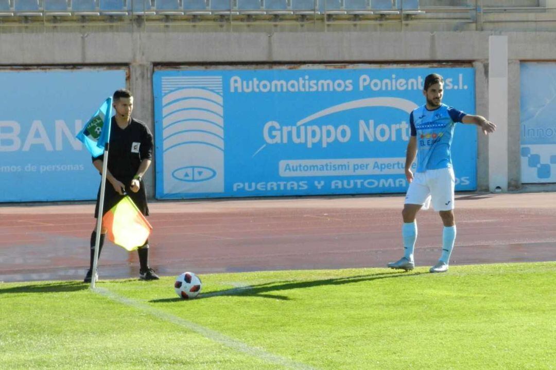 Velasco a la salida de un corner.