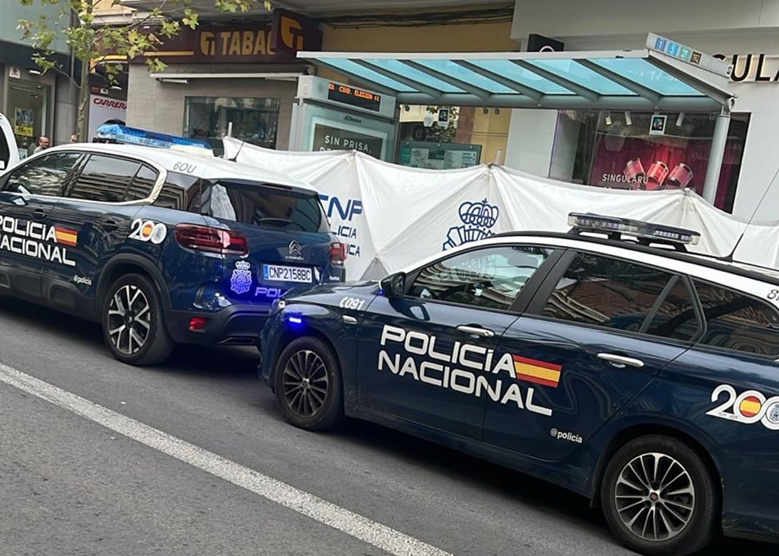 Hallan muerto a un indigente en una marquesina de autobús en el centro de Alicante