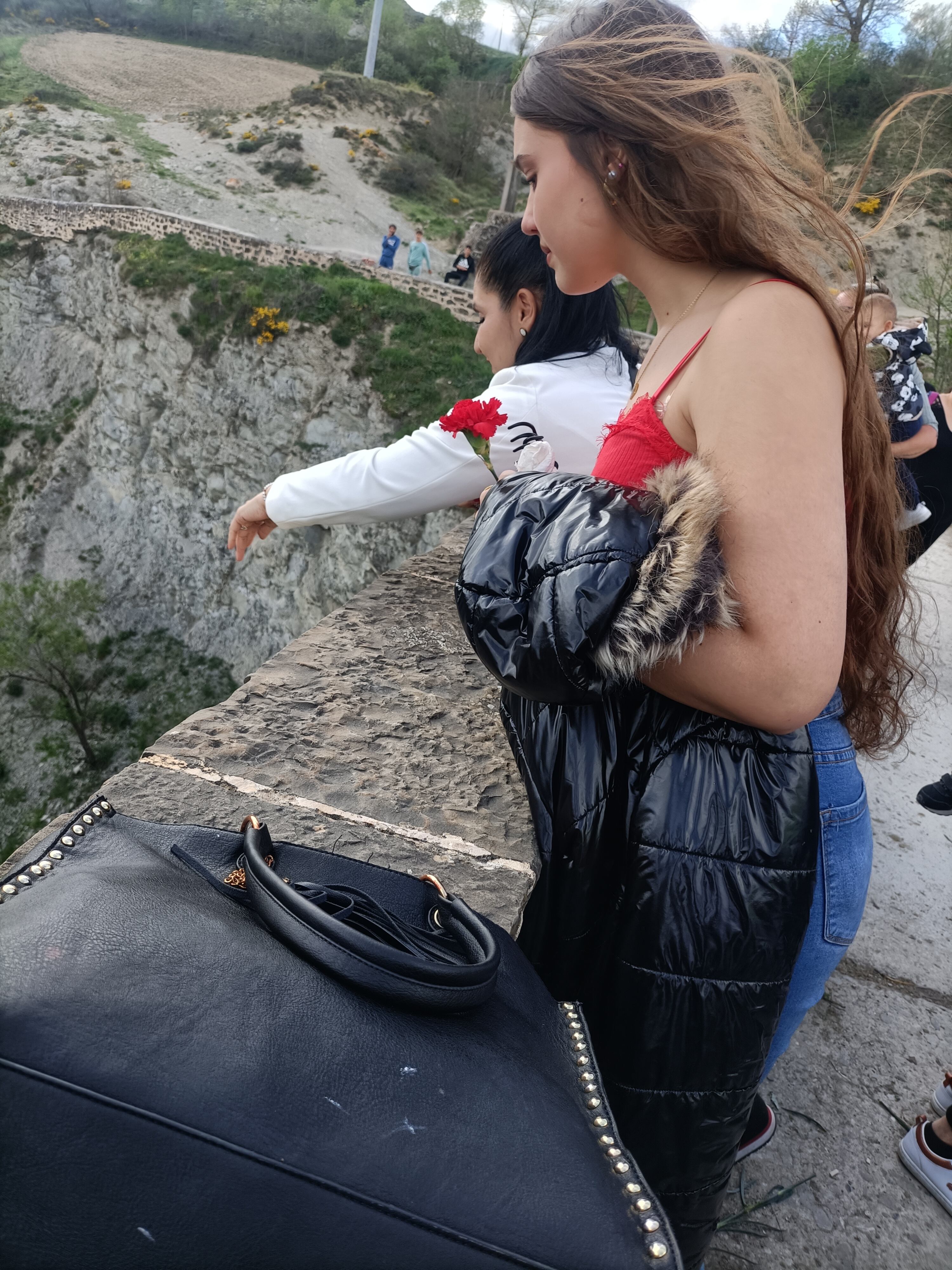 La población gitana de Jaca conmemoraba su Día Internacional lanzando claveles al río Aragón