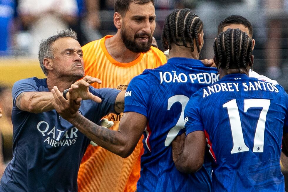 Momento en el que el entrenador de PSG Luis Enrique discute con Joao Pedro