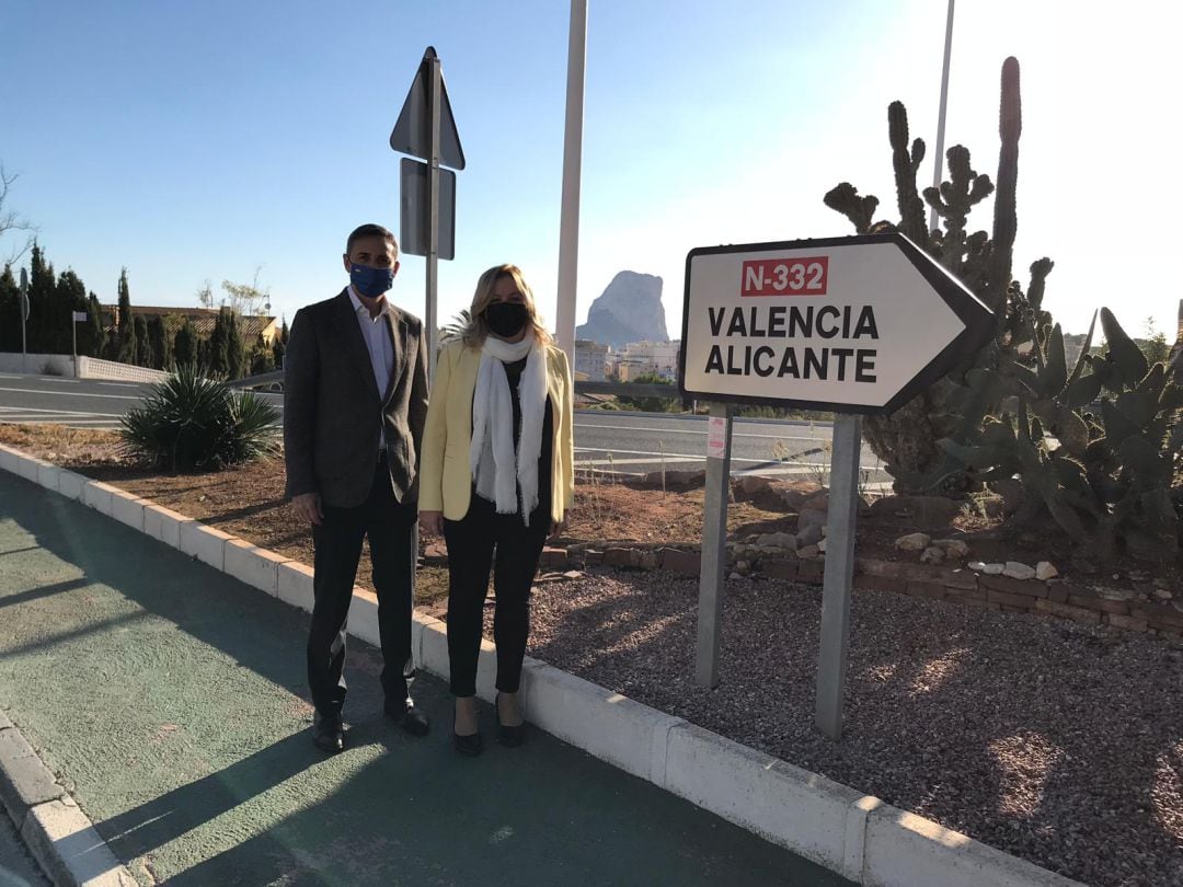 César Sánchez y Ana Sala reivindican en la N332 la necesidad de una pasarela para cruzar la carretera.