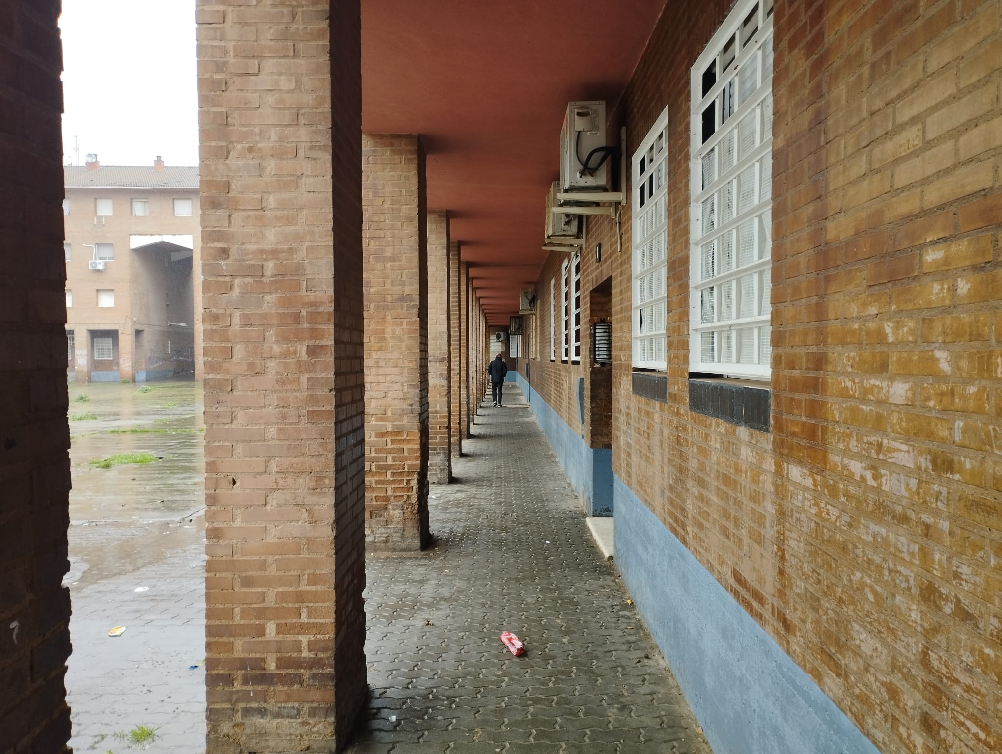 Uno de los soportales de los patios del barrio de Las Palmeras (Córdoba).