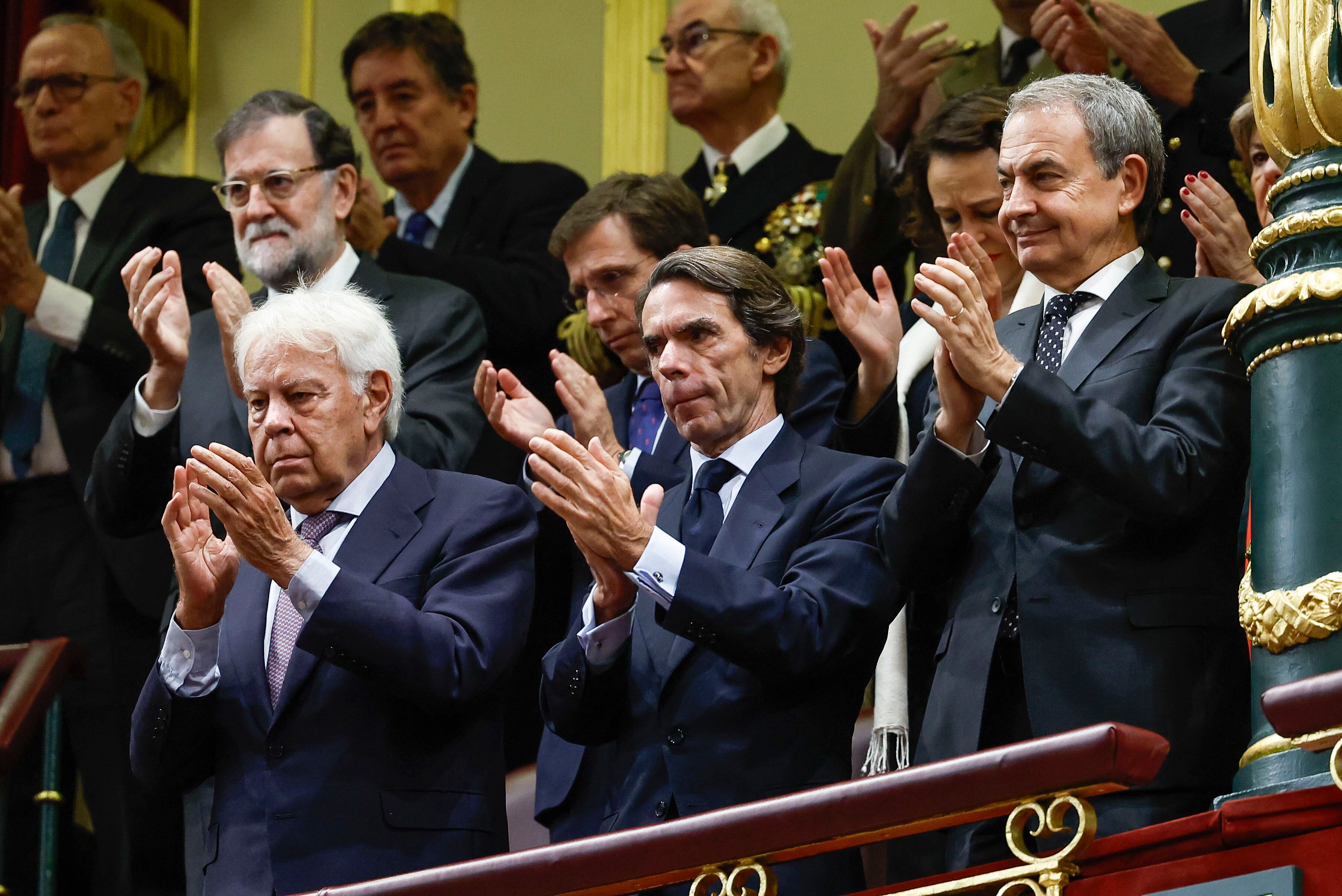 De izquierda a derecha y arriba a abajo: los ex presidentes del Gobierno Mariano Rajoy, Felipe González, José María Aznar y José Luis Rodríguez Zapatero presencian la ceremonia de jura de la Constitución de Leonor.