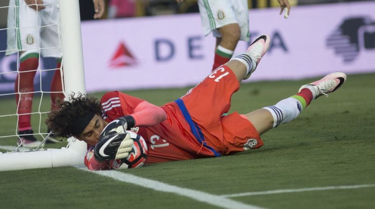 Ochoa, en una de sus múltiples paradas, en la victoria de México contra Jamaica