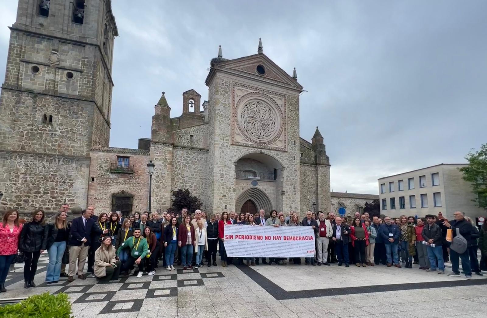 Un centenar de periodistas en la concentración Sin periodismo no hay democracia que se ha celebrado en Talavera de la Reina.