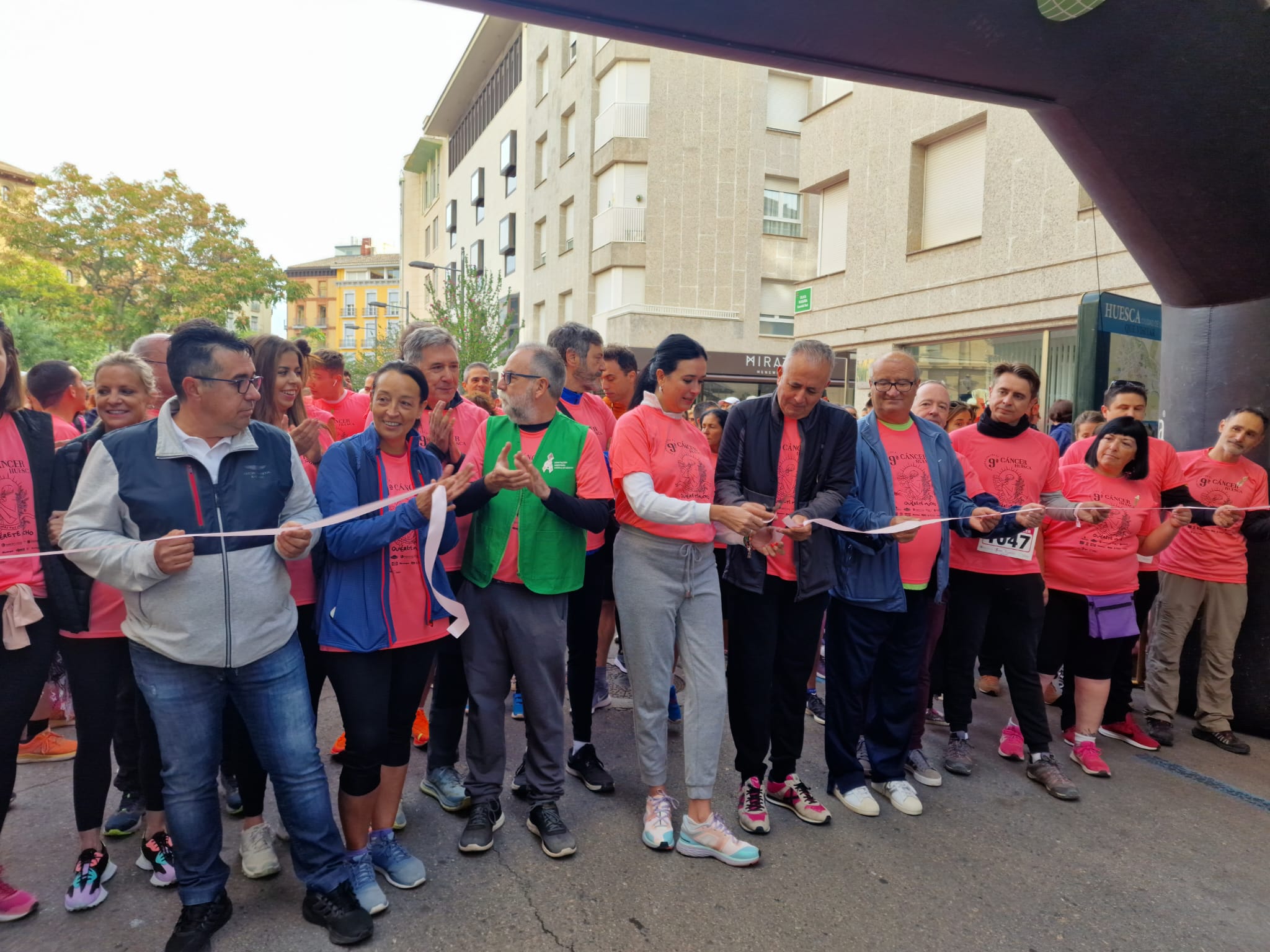 Momento del corte de cinta, a punto de iniciar la 9ª Carrera contra el cáncer