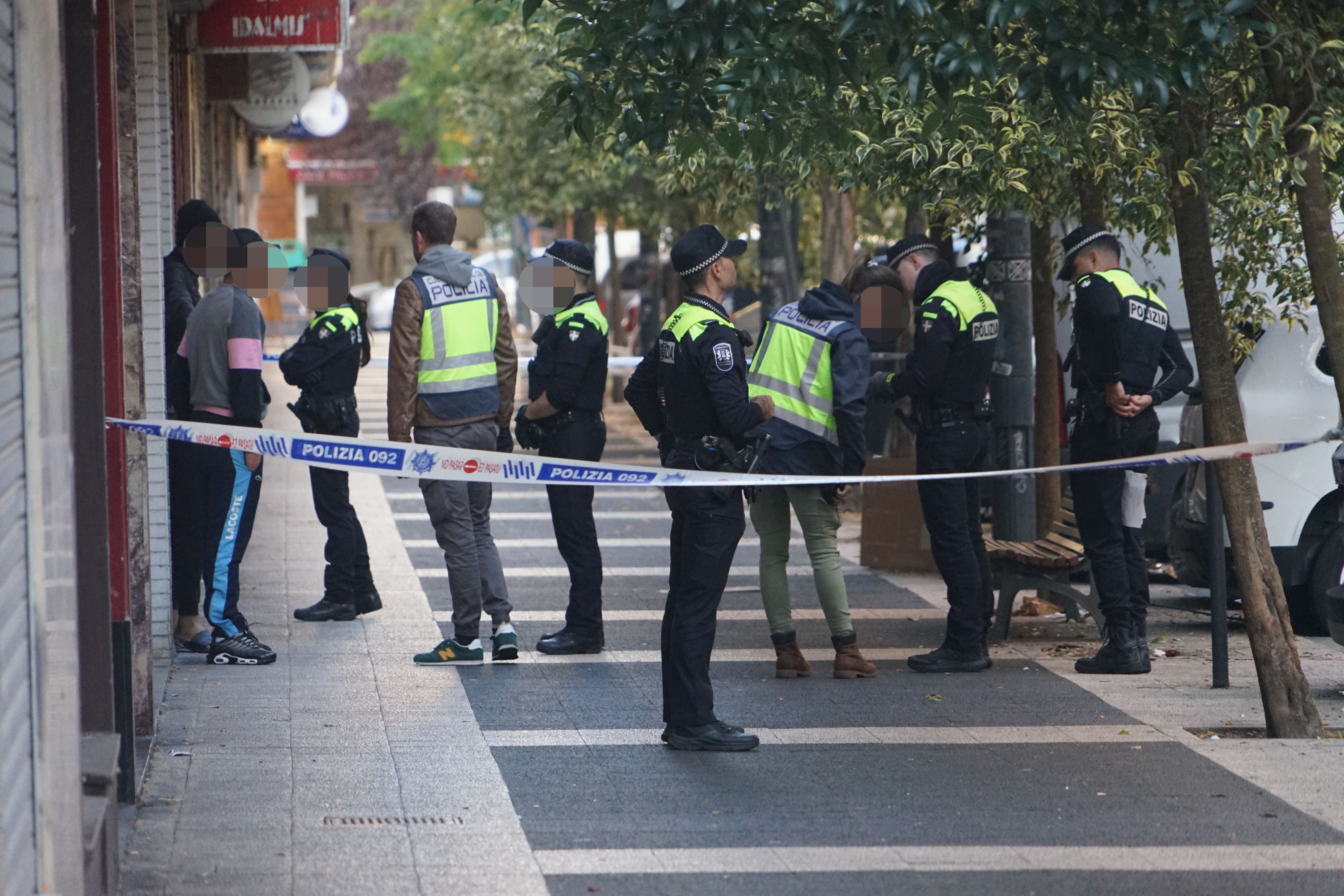 Agentes de la Policía Local conversan con los okupas de Coronación