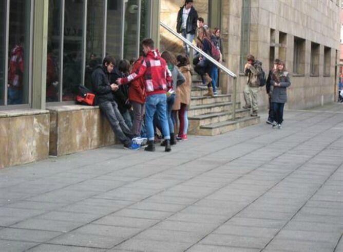 Grupo de jóvenes a las puertas de un colegio