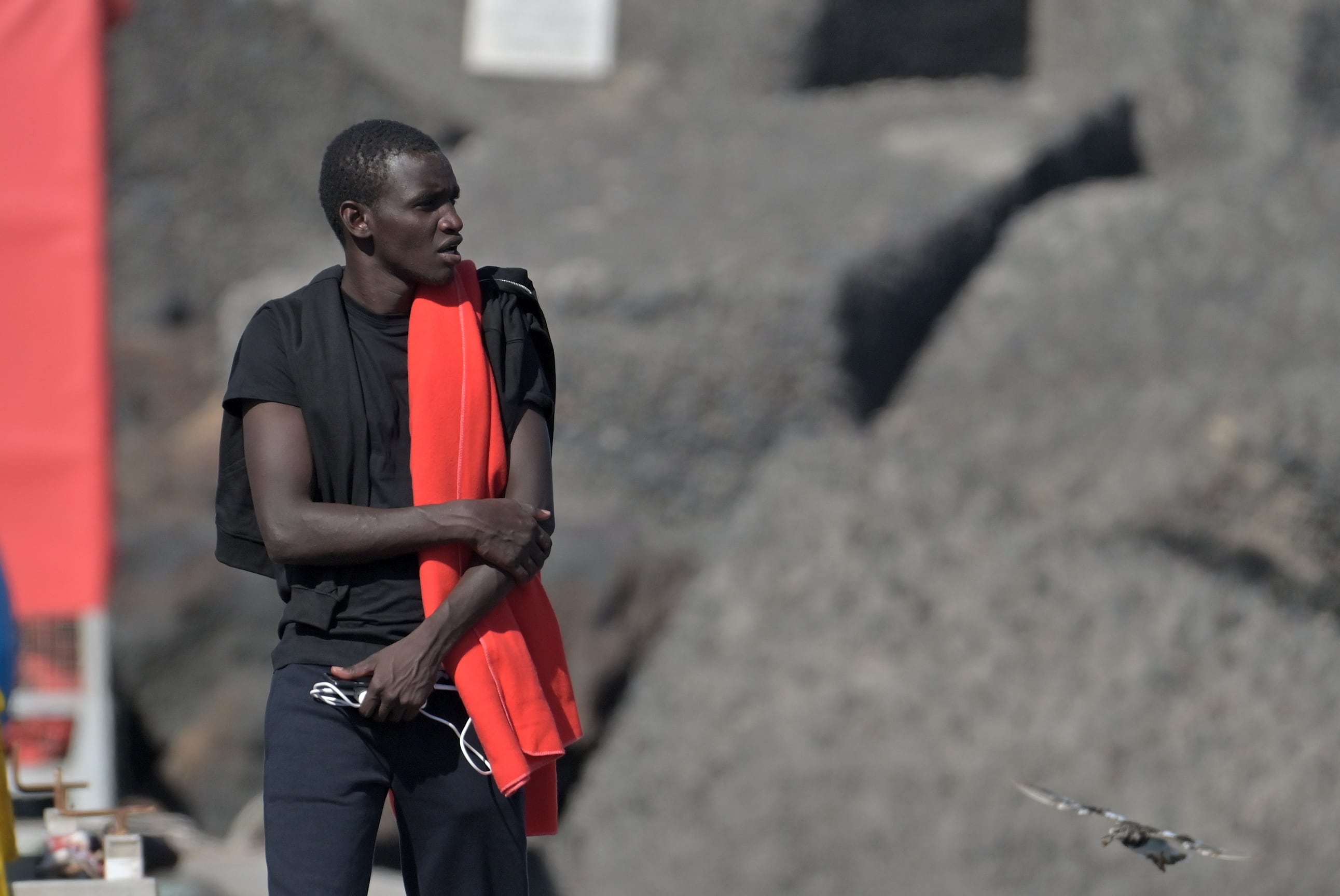 EL PINAR (EL HIERRO), 31/08/2024.- Imagen de los 174 inmigrantes rescatados en la mañana de hoy, por la embarcación de Salvamento Marítimo, Salvamar Adhara, en aguas cercanas a El Hierro, y trasladados al puerto de La Restinga, en el municipio de El Pinar, en la isla de El Hierro, para ser atendidos por los equipos de emergencia. EFE/Gelmert Finol