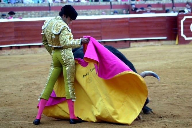 José Tomás, en imagen de archivo, lancea con el capote en la plaza de toros de Huelva.