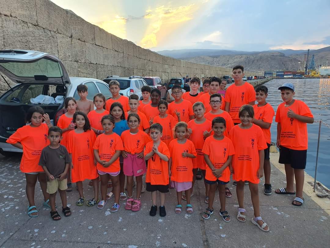 Todos los participantes en el torneo de pesca.