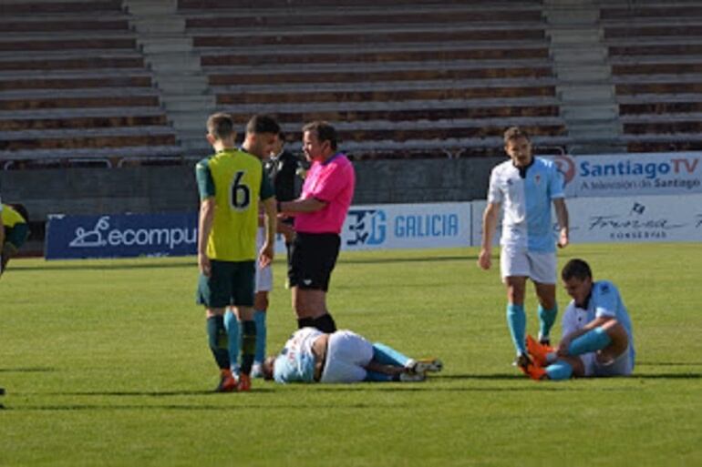 Samu, de pie y de frente, en el partido del domingo ante el Espanyol B