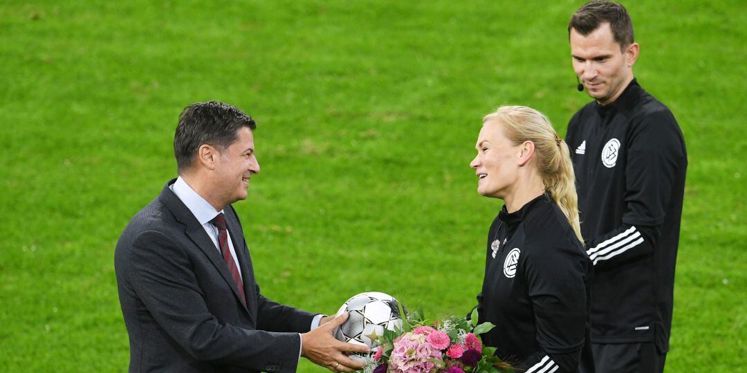 Bibiana Steinhaus recibió un merecido reconocimiento poco antes del comienzo de la Supercopa