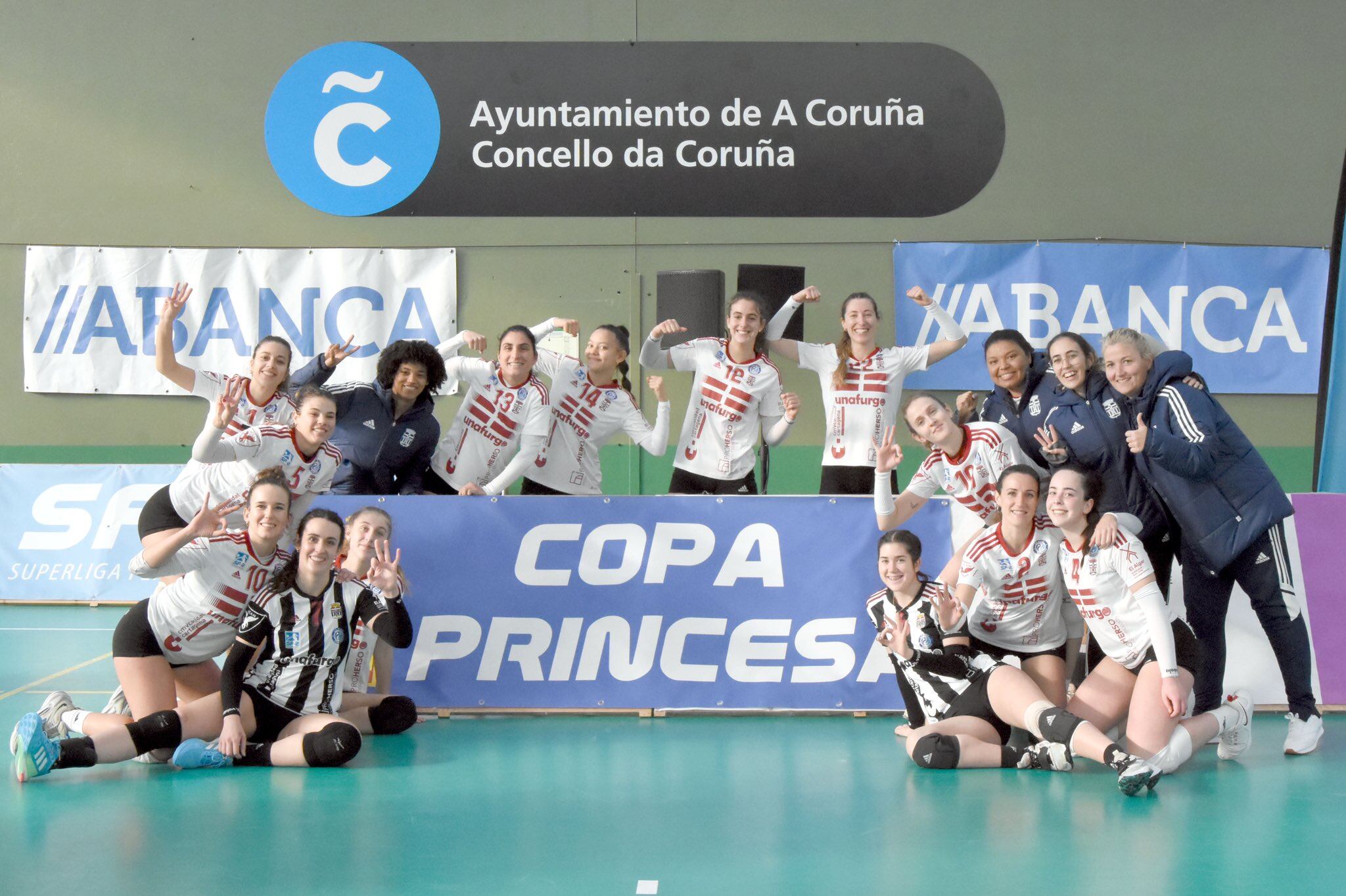 Las jugadoras algareñas posan tras lograr el tercer puesto en la Copa Princesa