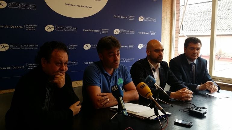 El presidente de la Federación Asturiana de Vela, el Director General de Deportes, el concejal de Deportes y el presidente del Club de Regatas.