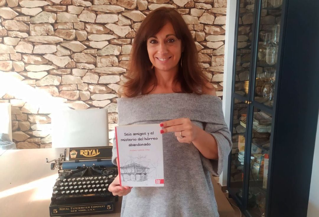 La periodista y escritora muestra un ejemplar de su primer libro