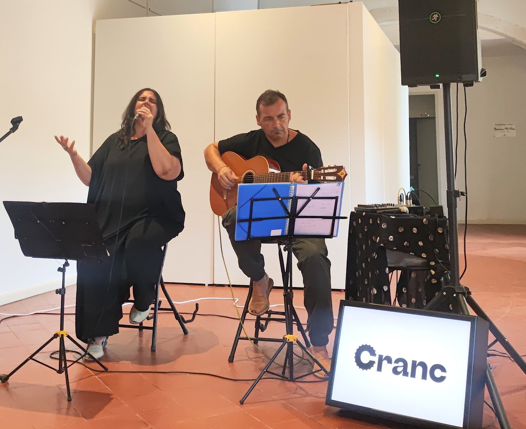 Actuant a la presentació del Cranc Festival 2025. Ignasi Comellas a la guiterra
