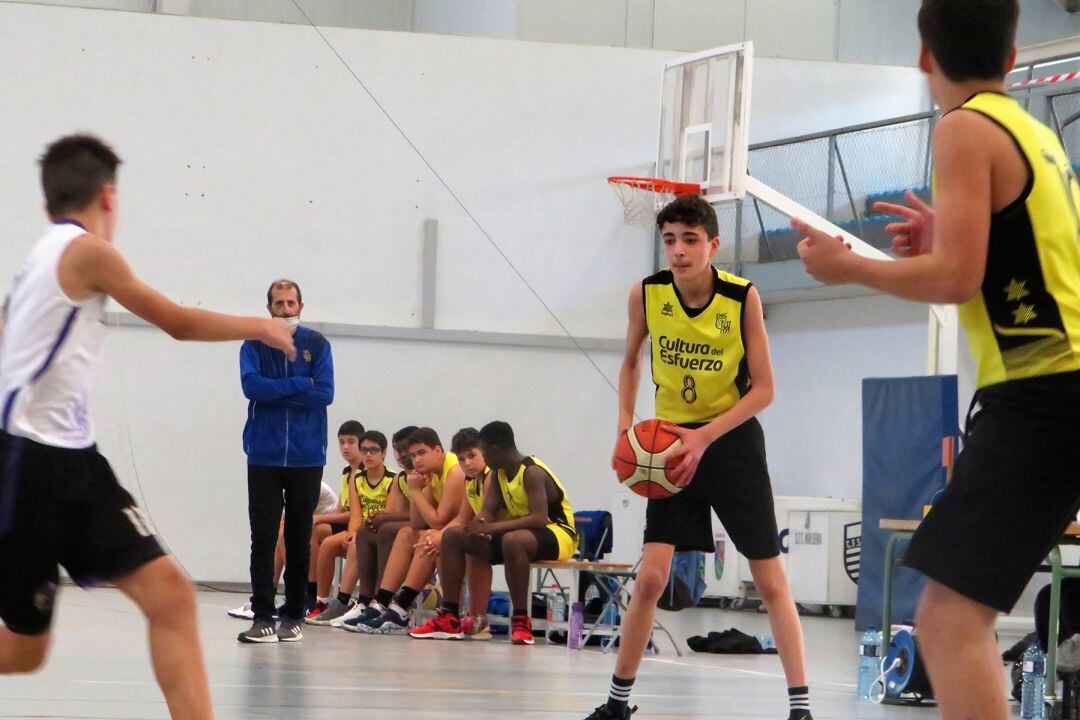 Infantil del Dénia con el balón.