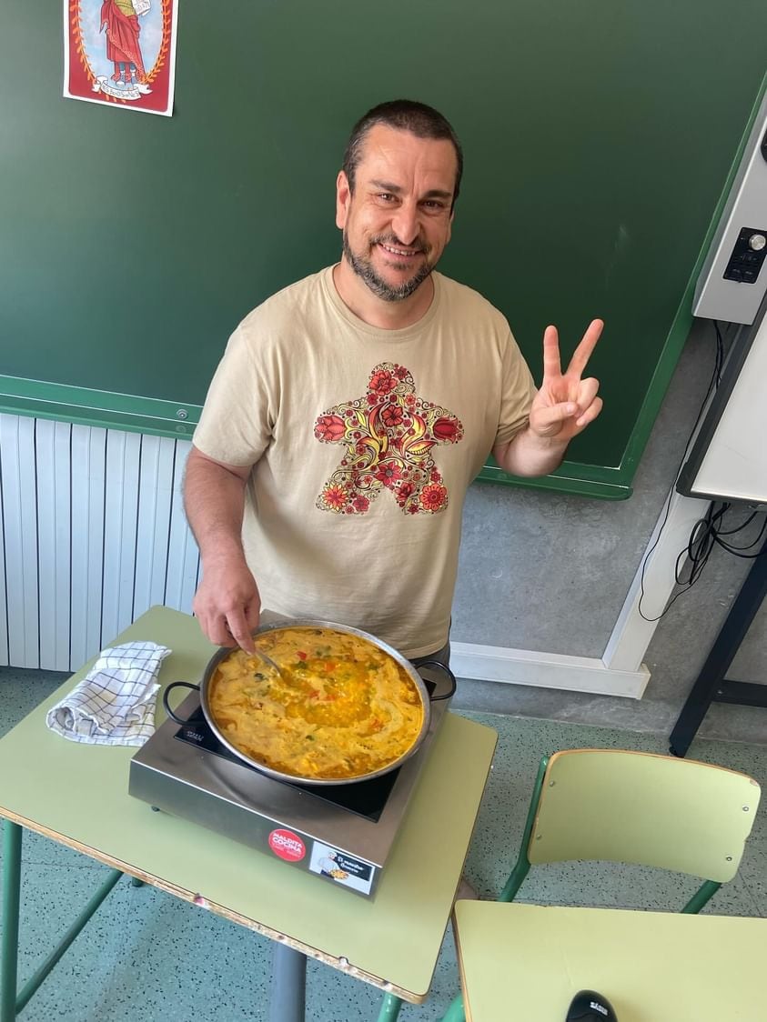 Un opositor a maestro se hace viral cocinando una paella frente al tribunal