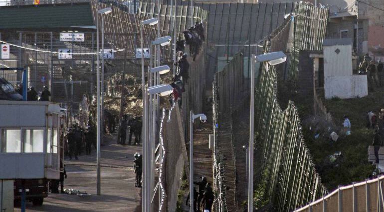 Paso fronterizo de Melilla a la altura del Barrio Chino.