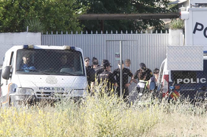 Máquinas excavadoras están trabajando en una zona de naranjales adjunta a la vivienda principal de la propiedad