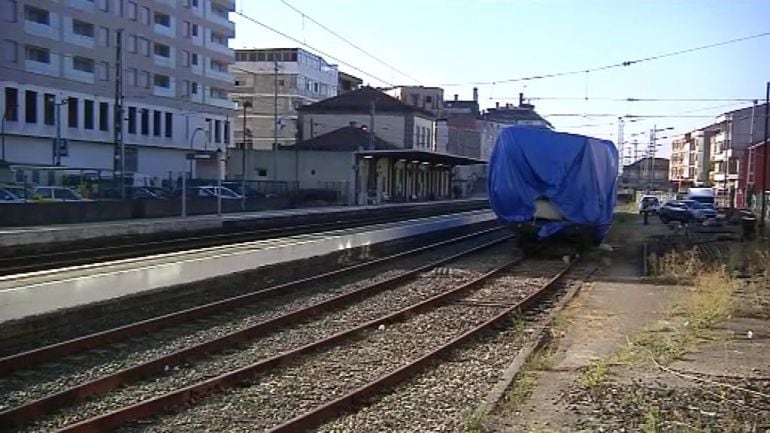 Imagen del tren siniestrado en O Porriño, completamente cubieerto para su traslado a los talleres de RENFE en Redondela