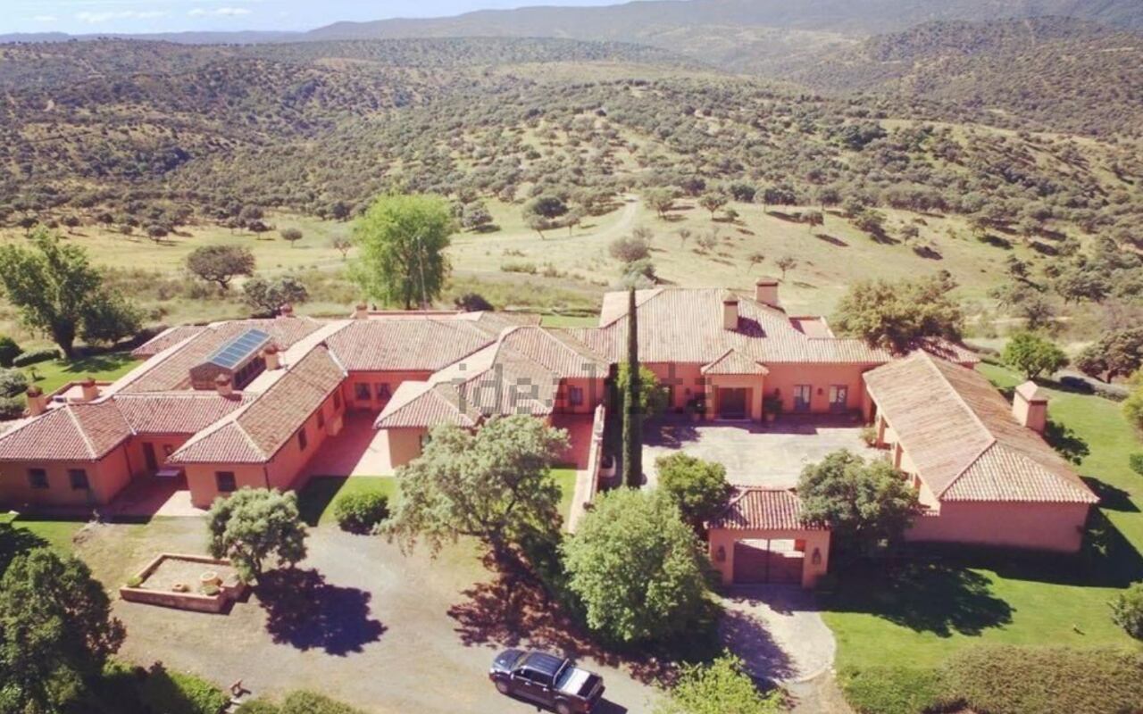 Imagen aérea de la finca con la vivienda de casi 1.500 metros cuadrados en el término municipal de Solana del Pino (Ciudad Real)