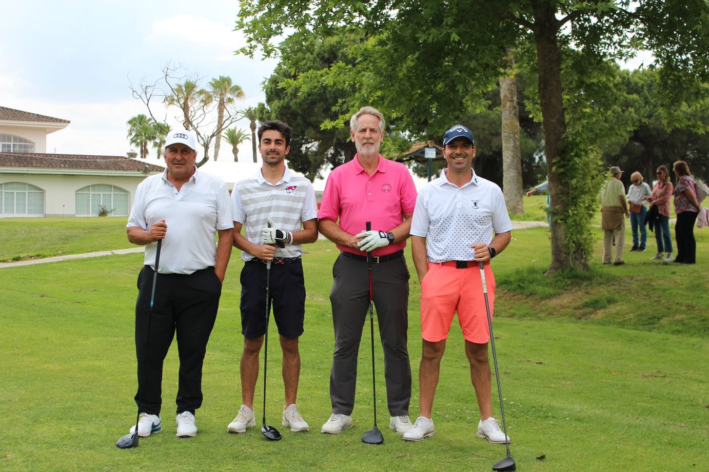 José Andrés Cortés -segundo por la izquierda- junto a sus tres compañeros de juego en los 18 hoyos del III Torneo de Golf Primavera SER Extremadura Golf Guadiana que ganó el golfista pacense.