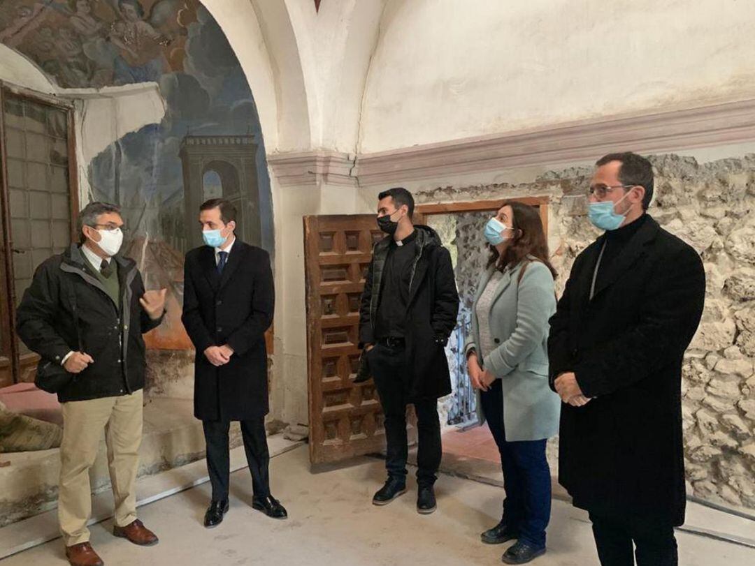 Un momento de la visita en el interior de la capilla de Santo Tomé