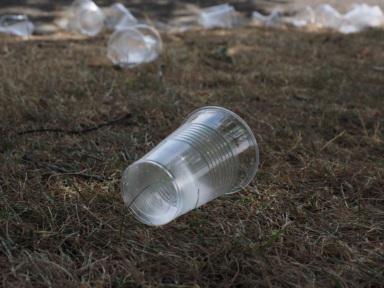 Imágenes como ésta desaparecerán en poco tiempo al prohibirse la venta de las vajillas de un solo uso no biodegradables.