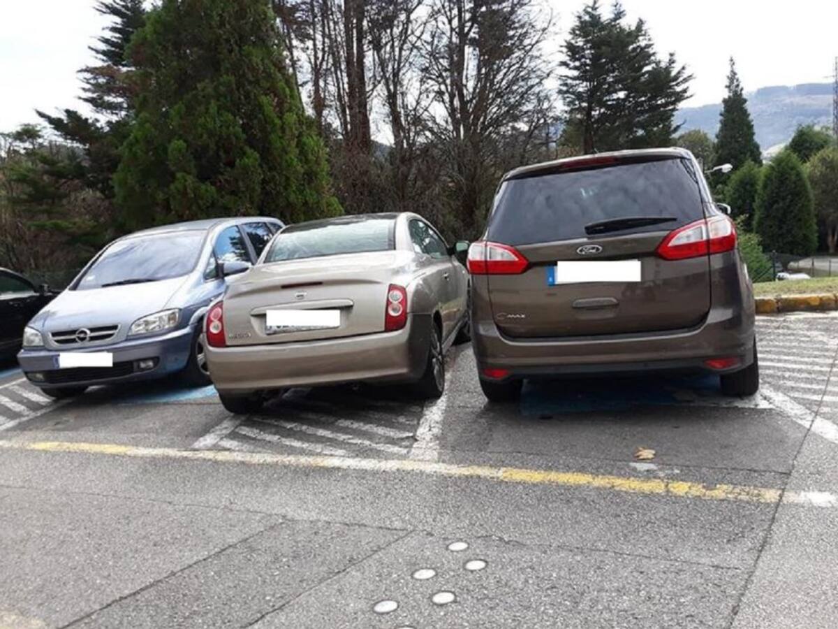 Foto denuncia: un 'ciudadano ejemplar' estaciona en el parking para personas con movilidad reducida de Cabueñes, sin tarjeta y 'a cuchillo'