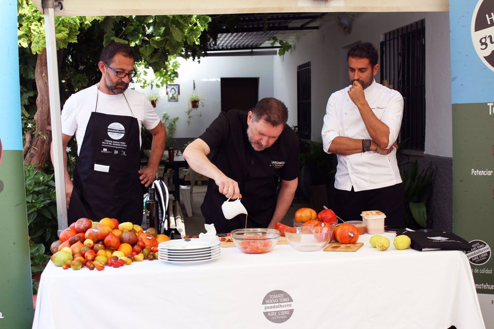 Los chefs estrellas Michelin, Mauricio Giovanini y Fernando Villasclaras, así como el chef Antonio González Rueda con un Solete Repsol, han hecho una picada de tomates de la huerta, aportando cada uno su toque particular