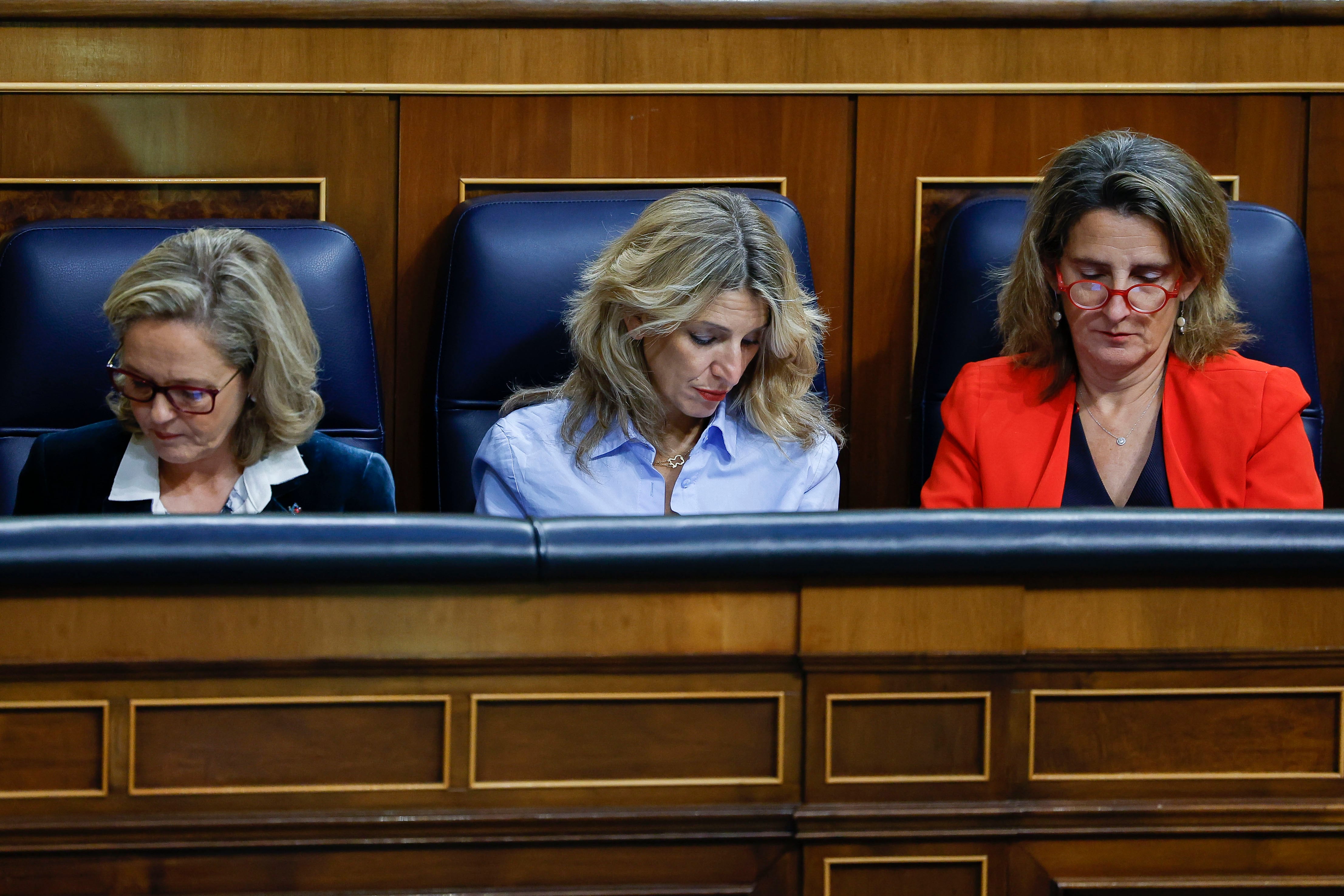 La vicepresidenta primera y ministra de Economía, Nadia Calviño; la vicepresidenta segunda y ministra de Trabajo, Yolanda Díaz; y la vicepresidenta tercera y ministra para la Transición Ecológica, Teresa Ribera, en el pleno del Congreso de los Diputados.