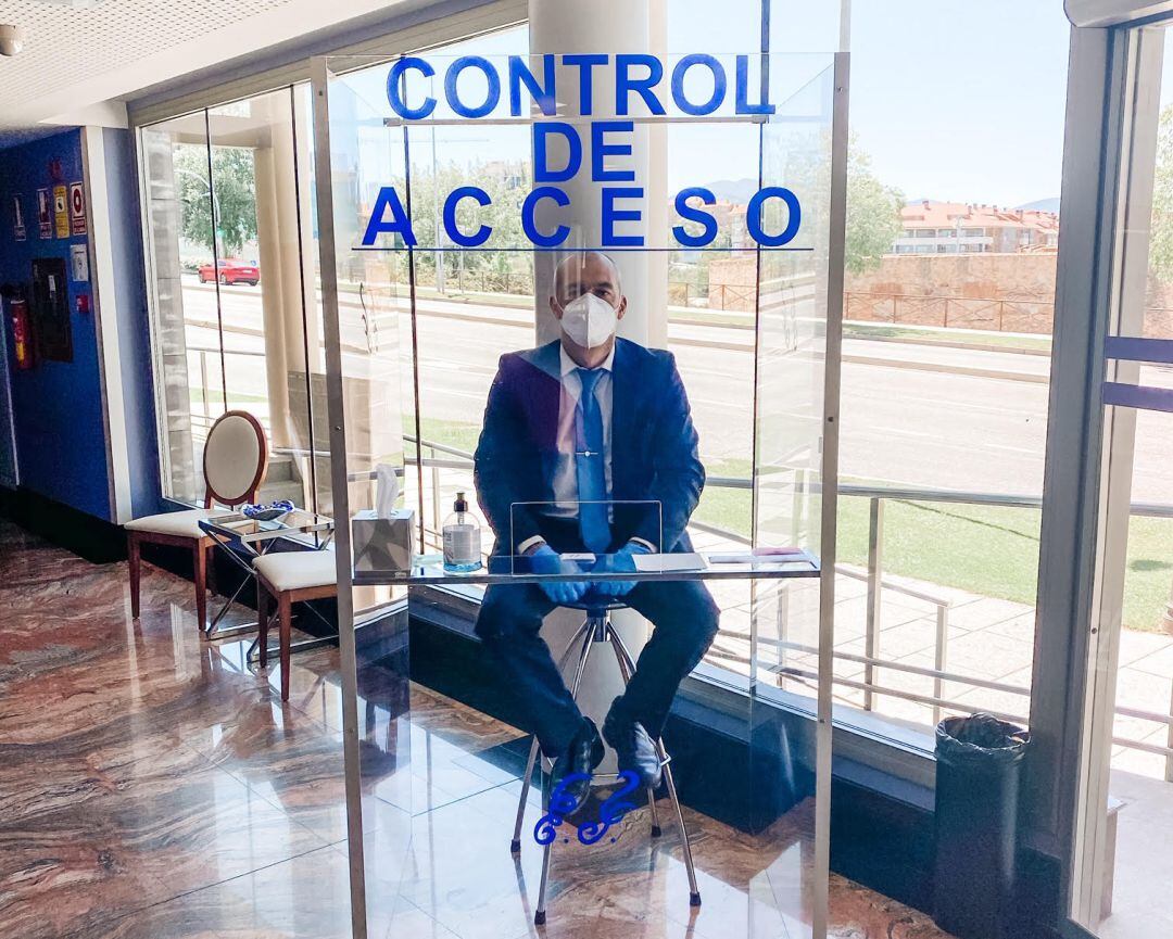 Control de acceso al Tanatorio San Juan de la Cruz