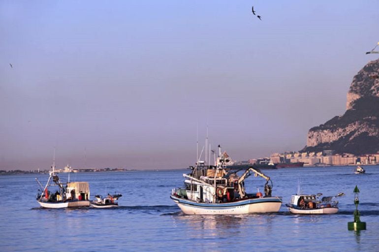 Pescadores de nuestra Bahía, en aguas próximas a Gibraltar.