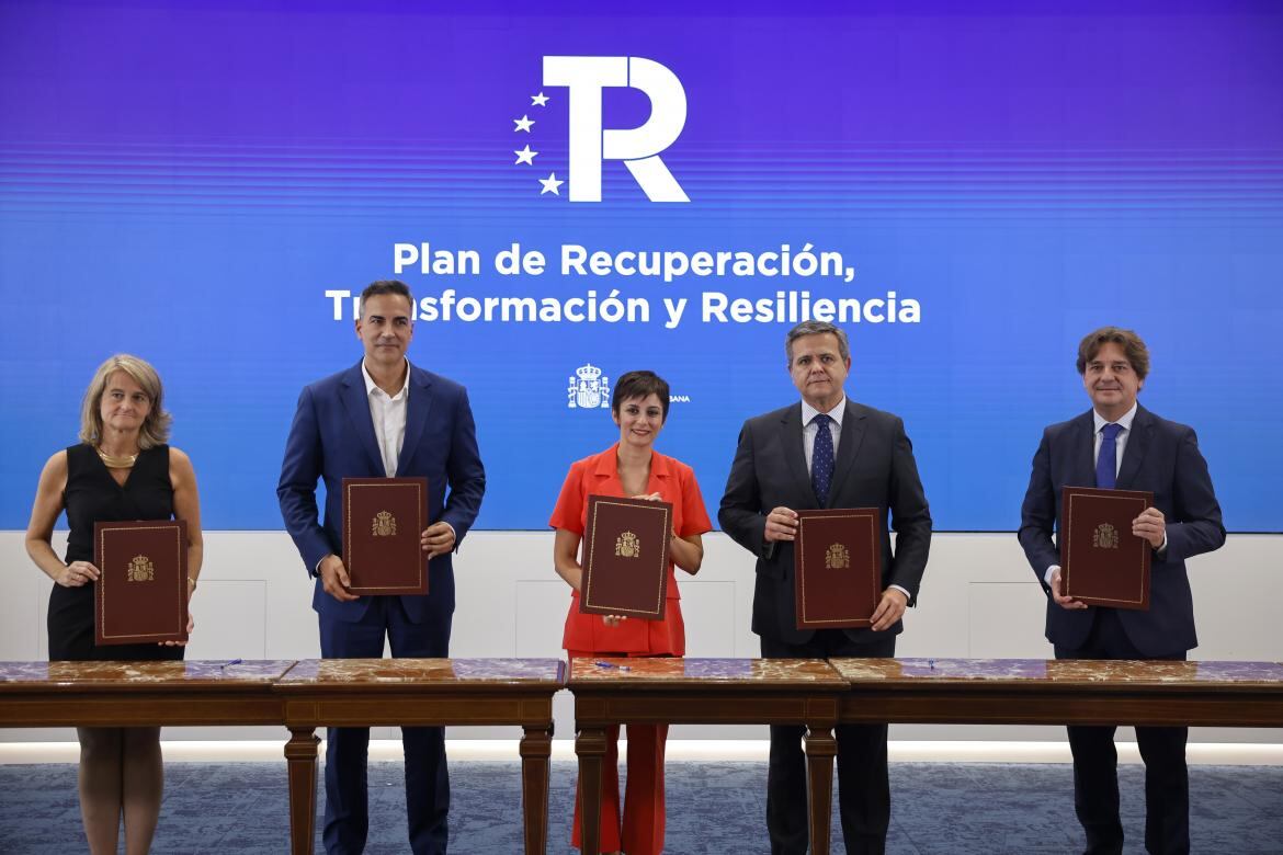 La firma de los convenios ha tenido lugar en sede del Ministerio, bajo la presidencia de la titular del mismo, Isabel Rodríguez (c), y con la presencia del secretario general de Agenda Urbana, Vivienda y Arquitectura, Iñaqui Carnicero (2i),  el consejero Vivienda, Transportes y Infraestructuras, Jorge Rodrigo, (2d) la directora general de Vivienda y Rehabilitación, María José Piccio-Marchetti, (1i) y el alcalde de Fuenlabrada, Javier Ayala (1d)