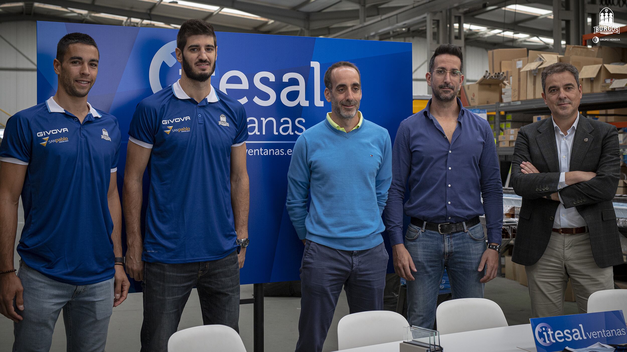 Presentación de Álex López y Álex Barrera -a la izquierda- en la empresa Itesal Ventanas junto a David Gómez -centro-, director, y dos directivos más. / Foto: SPB Cintia Cortés