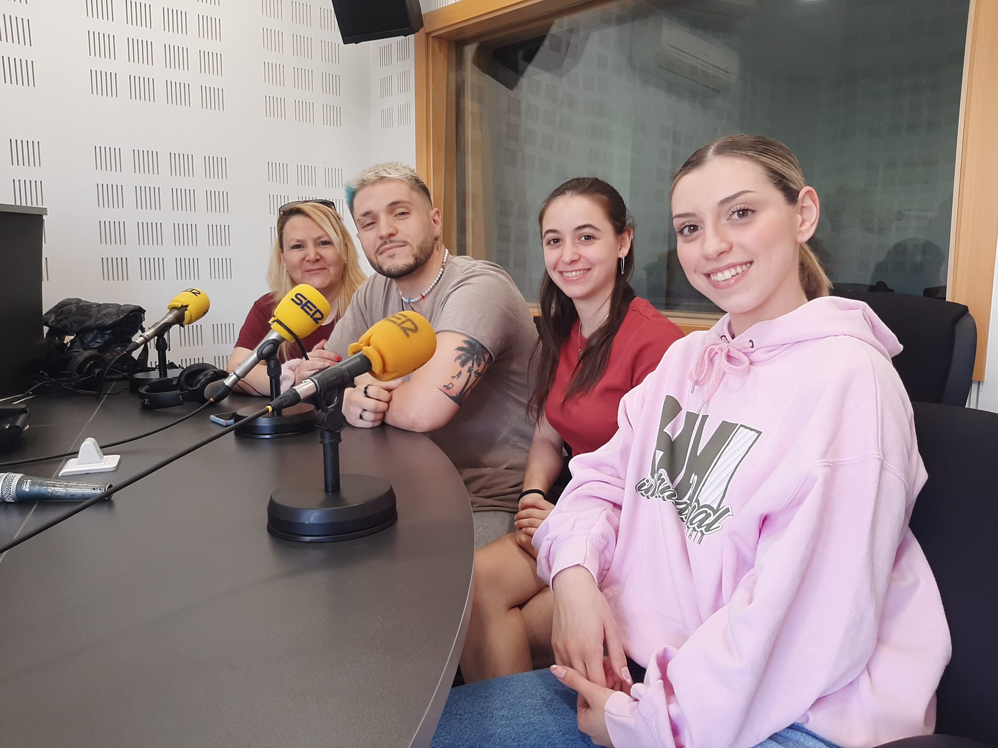 De izquierda a derecha, Montse Sánchez, Domi Cortes, Laura y Claudia